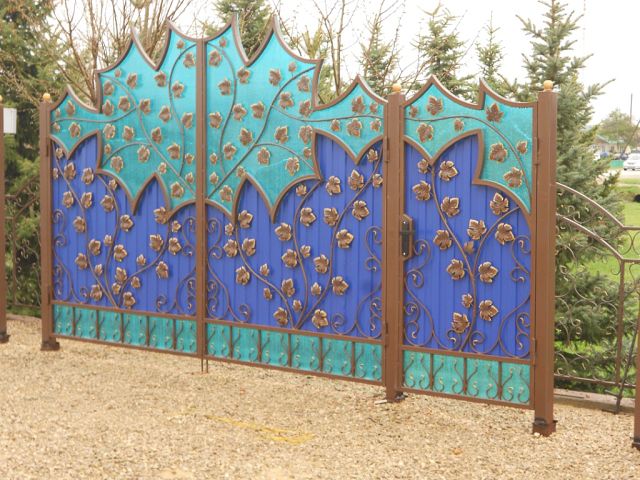Ворота распашные сварные декоративные с калиткой